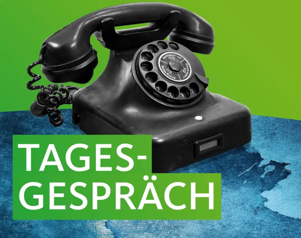 Schwarzes Wählscheibentelefon vor grün-blauem Hintergrund, Schriftzug Tagesgespräch